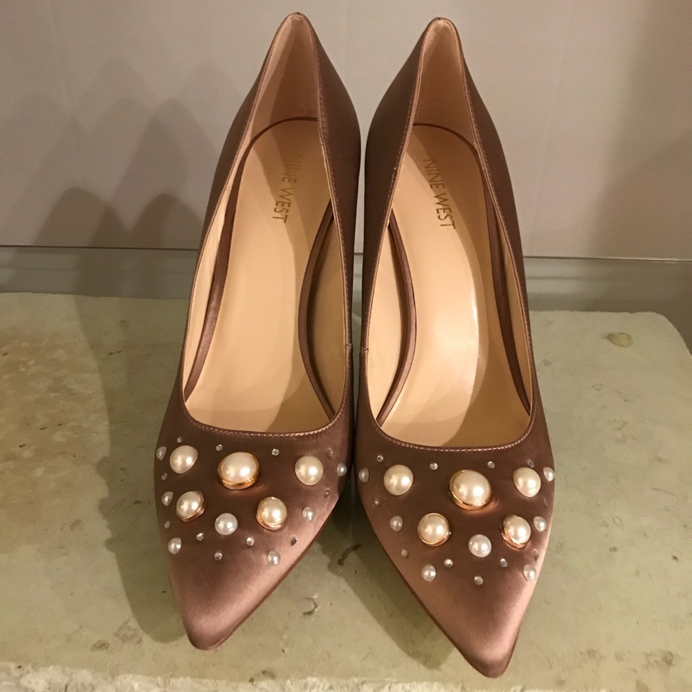 BRAND NEW: Ballet Satin Pointy Toe Pump!!